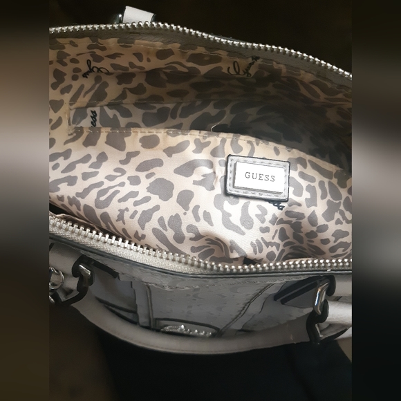 Guess bag with silver chain. - Picture 5 of 6